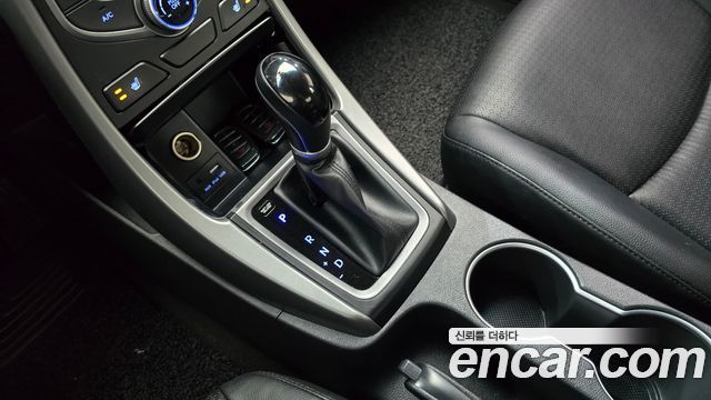 Hyundai AVANTE 2016 — photo 12