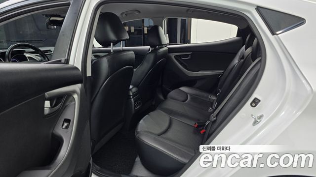 Hyundai AVANTE 2016 — photo 18