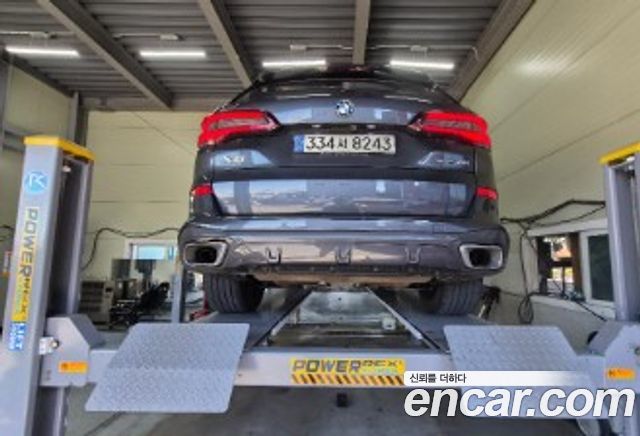 BMW X5 2021 — photo 2