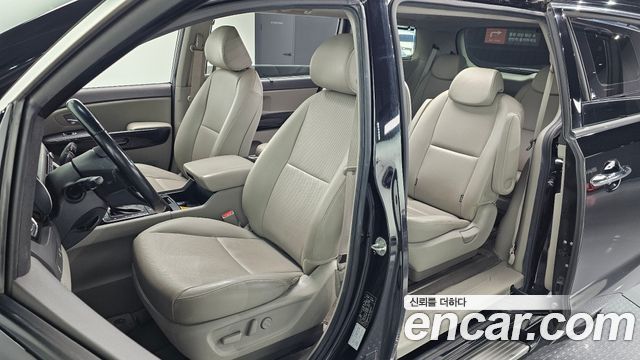Kia Canival 2015 — photo 13