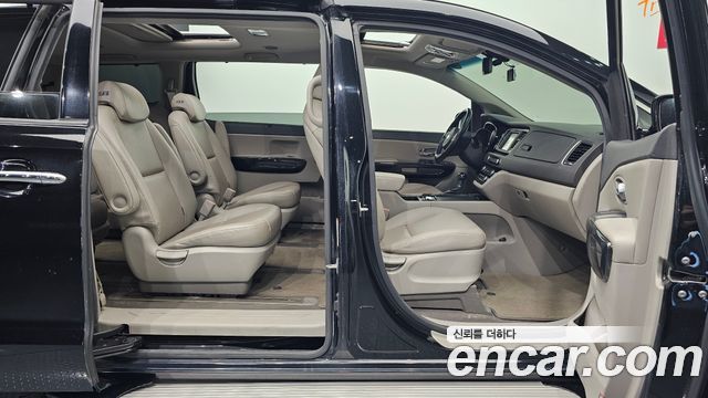 Kia Canival 2015 — photo 16