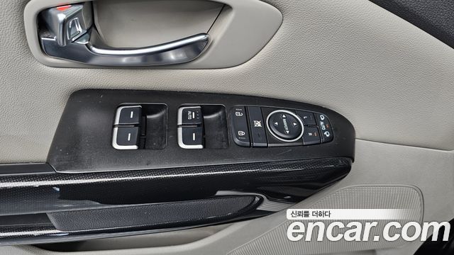 Kia Canival 2015 — photo 28