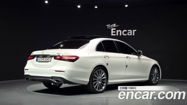 Mercedes-Benz E-Class 2022 — photo 2