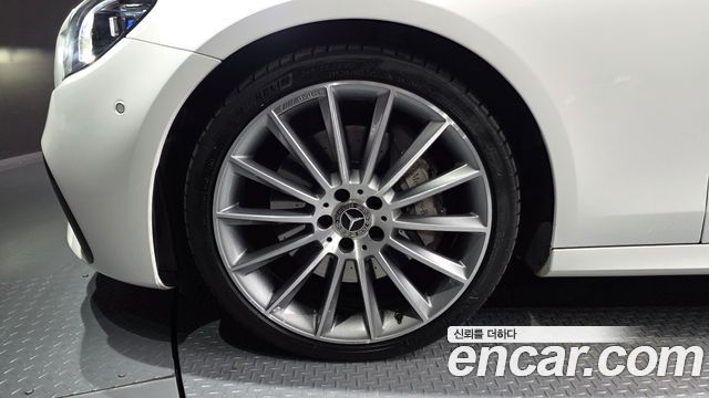 Mercedes-Benz E-Class 2022 — photo 5