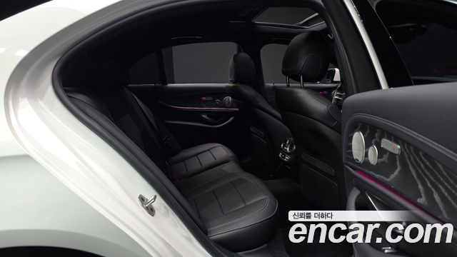 Mercedes-Benz E-Class 2022 — photo 11
