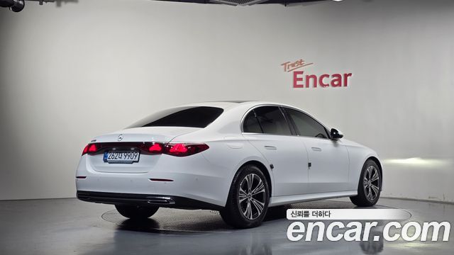 Mercedes-Benz E-Class 2025 — photo 2