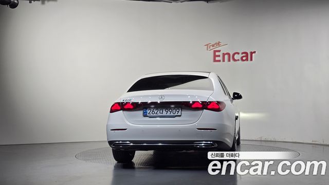 Mercedes-Benz E-Class 2025 — photo 4