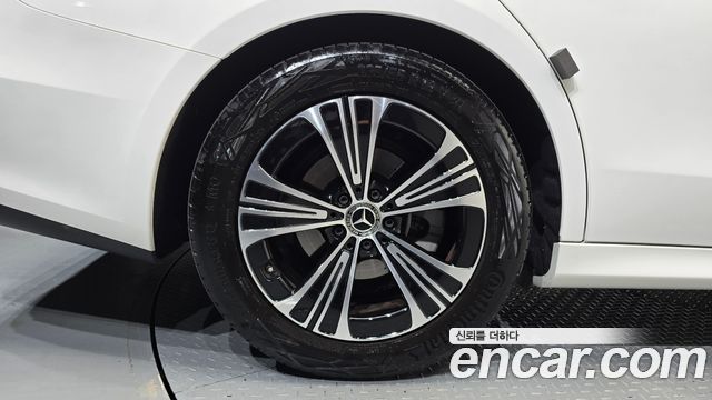 Mercedes-Benz E-Class 2025 — photo 5