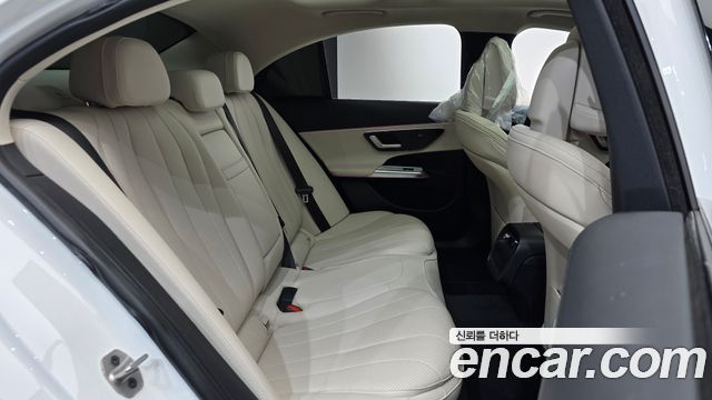 Mercedes-Benz E-Class 2025 — photo 17