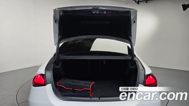 Mercedes-Benz E-Class 2025 — photo 24