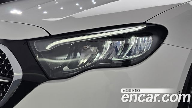Mercedes-Benz E-Class 2025 — photo 8