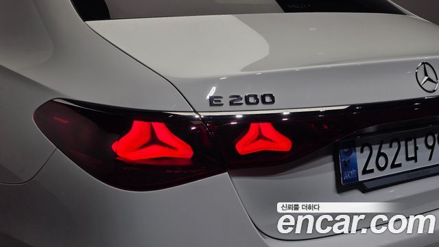 Mercedes-Benz E-Class 2025 — photo 9