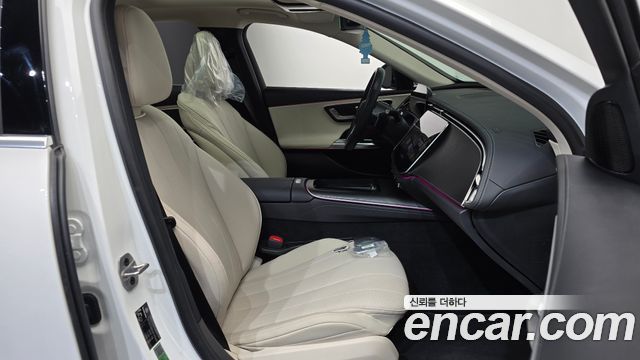 Mercedes-Benz E-Class 2025 — photo 16