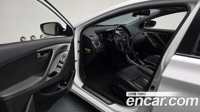 Hyundai AVANTE 2014 — photo 10