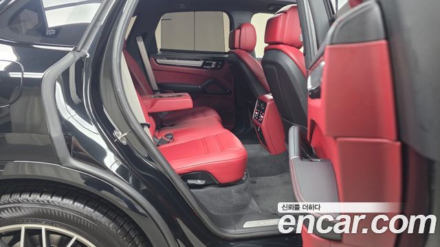 Porsche Cayenne 2023 — photo 17