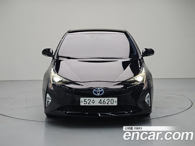 Toyota Prius 2017 — photo 2