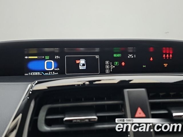 Toyota Prius 2017 — photo 8