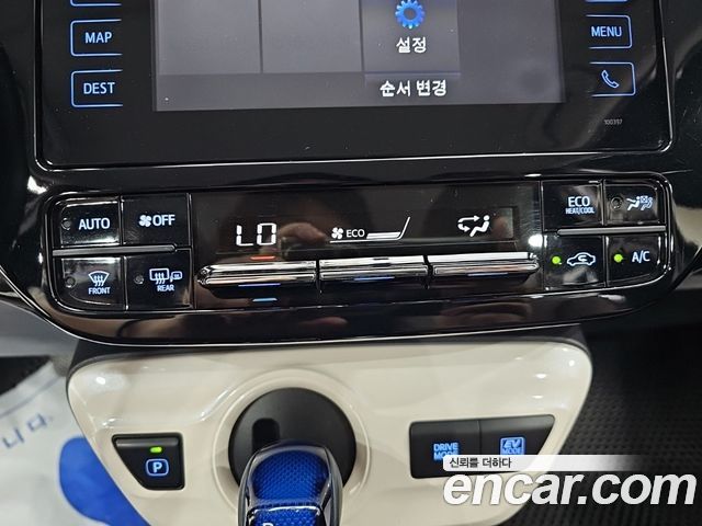 Toyota Prius 2017 — photo 12