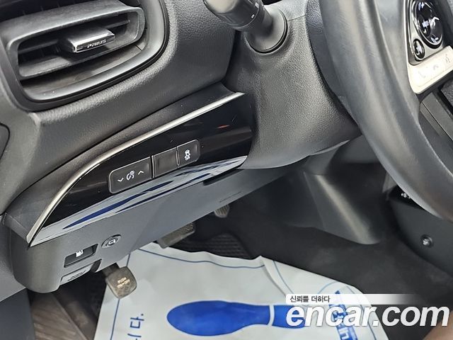 Toyota Prius 2017 — photo 16