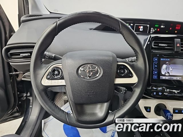 Toyota Prius 2017 — photo 18