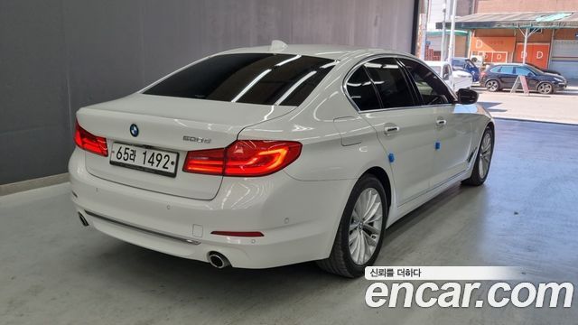 BMW 5-Series 2018 — photo 2