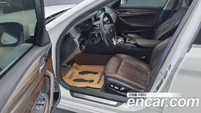BMW 5-Series 2018 — photo 10