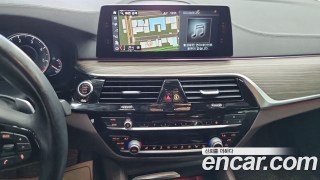 BMW 5-Series 2018 — photo 13