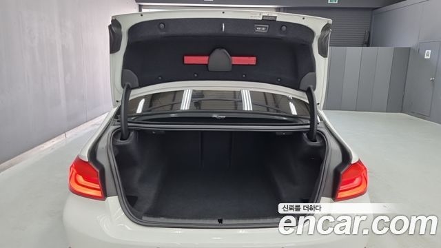 BMW 5-Series 2018 — photo 19