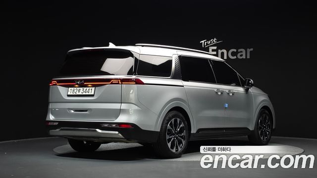 Kia Canival 2023 — photo 2