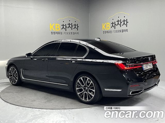 BMW 7-Series 2022 — photo 2