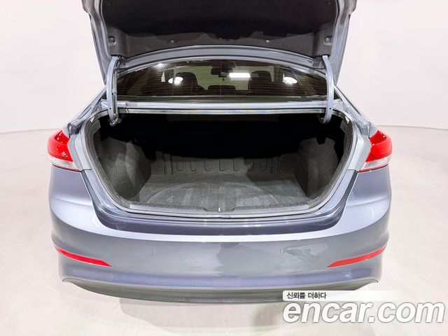 Hyundai AVANTE 2018 — photo 19