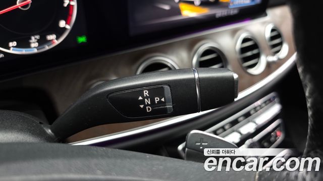 Mercedes-Benz E-Class 2017 — photo 12