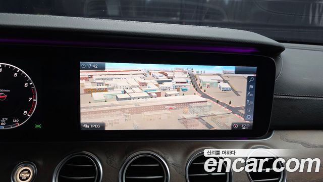 Mercedes-Benz E-Class 2017 — photo 21