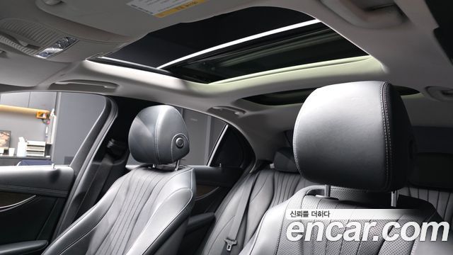 Mercedes-Benz E-Class 2017 — photo 25