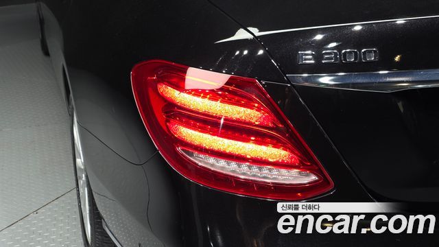 Mercedes-Benz E-Class 2017 — photo 9