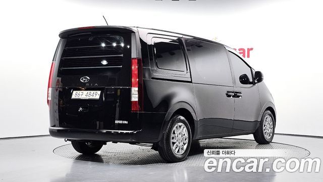 Hyundai Staria 2022 — photo 2