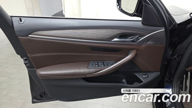 BMW 5-Series 2018 — photo 14