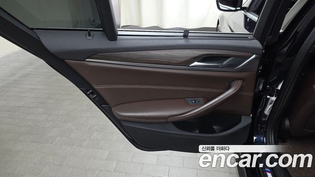 BMW 5-Series 2018 — photo 15