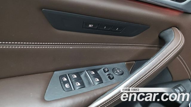 BMW 5-Series 2018 — photo 28