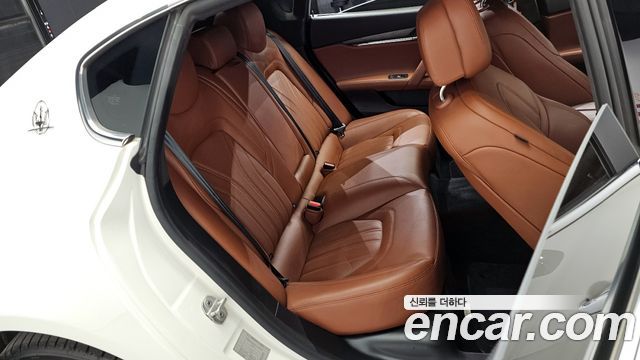 Maserati Quattroporte 2017 — photo 12