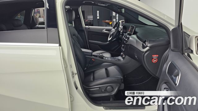 Mercedes-Benz B-Class 2018 — photo 11