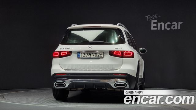 Mercedes-Benz GLB-Class 2021 — photo 4