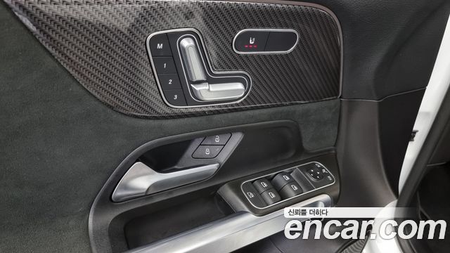 Mercedes-Benz GLB-Class 2021 — photo 18