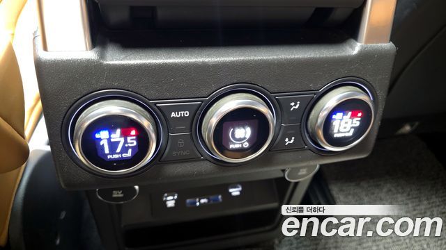 Land Rover Discovery 2019 — photo 16