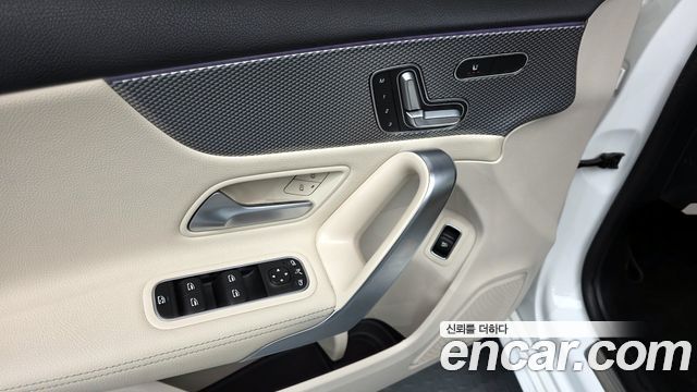 Mercedes-Benz A-Class 2020 — photo 11