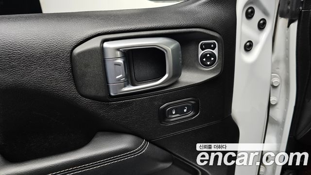 Jeep Wrangler 2019 — photo 16