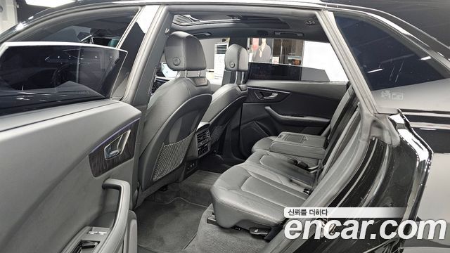 Audi Q8 2023 — photo 11