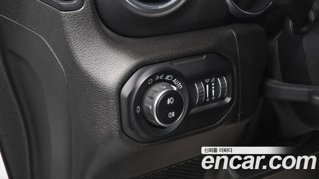 Jeep Wrangler 2019 — photo 18