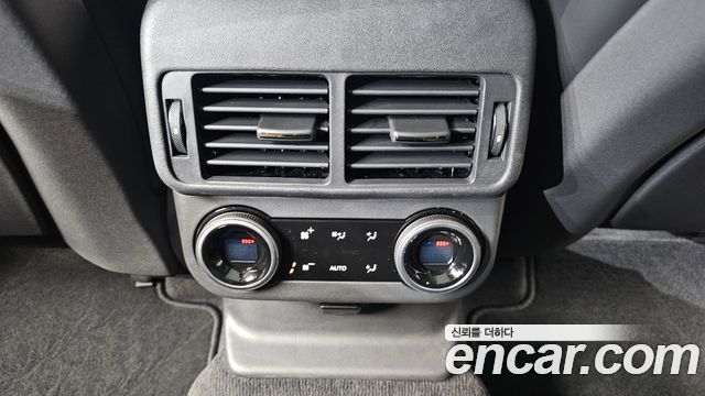Land Rover Range Rover Velar 2025 — photo 18