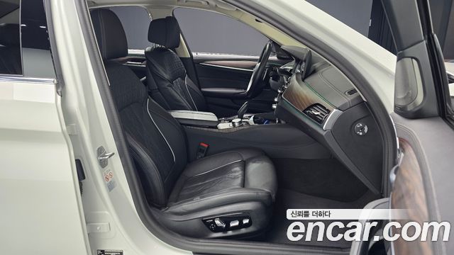 BMW 5-Series 2023 — photo 10